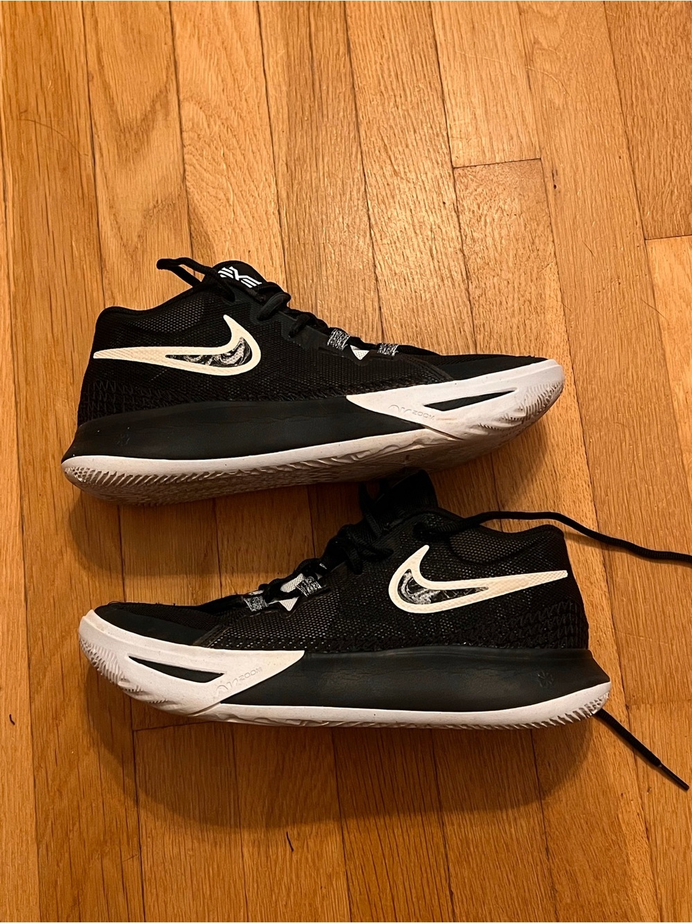 Nike Kyrie Flytrap 6 Black/White Low Top Lace-Up Mesh Basketball Sneakers